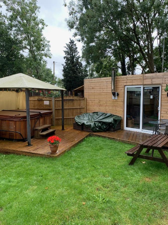 Bedrock Lodge Winterbourne Eksteriør bilde