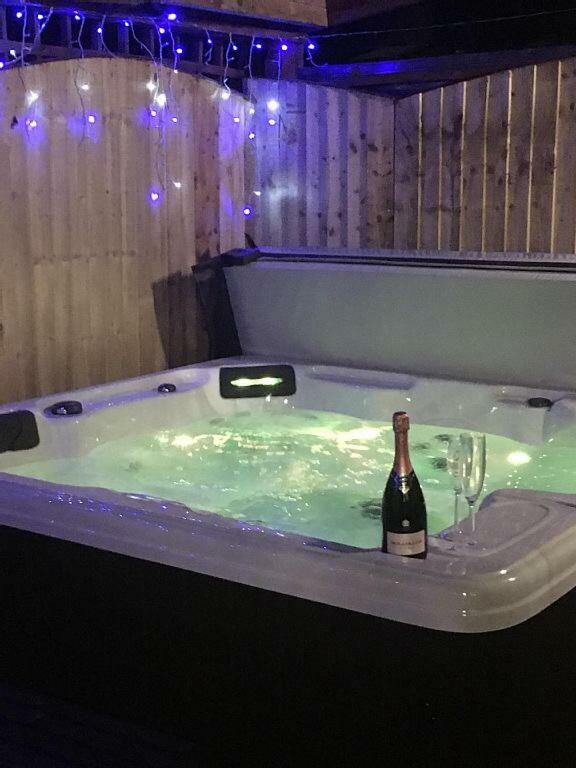 Bedrock Lodge Winterbourne Eksteriør bilde